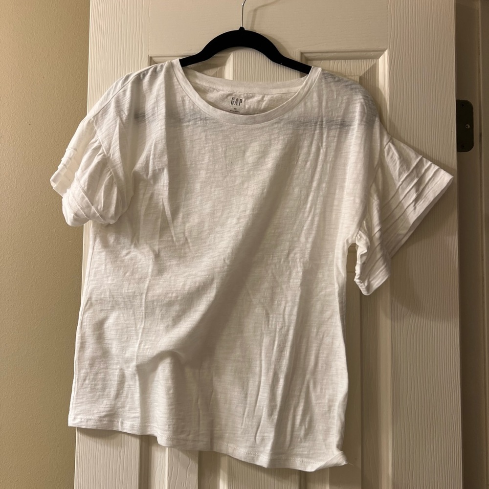 NWOT gap top with cute sleeves